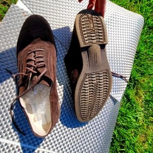 HEY DUDES- Mens Shoes. Brown Oxfords pre-owned but great shape. SIZE 9.5